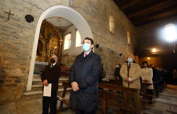 El presidente de la Junta de Castilla y León, Alfonso Fernández Mañueco, asiste a la apertura solemne de la Puerta del Perdón de la Iglesia de Santiago de Villafranca del Bierzo (León), con motivo del Año Santo Jacobeo