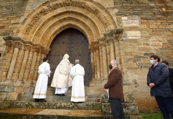 El presidente de la Junta de Castilla y León, Alfonso Fernández Mañueco, asiste a la apertura solemne de la Puerta del Perdón de la Iglesia de Santiago de Villafranca del Bierzo (León), con motivo del Año Santo Jacobeo