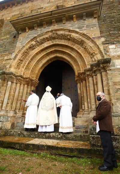 El presidente de la Junta de Castilla y León, Alfonso Fernández Mañueco, asiste a la apertura solemne de la Puerta del Perdón de la Iglesia de Santiago de Villafranca del Bierzo (León), con motivo del Año Santo Jacobeo