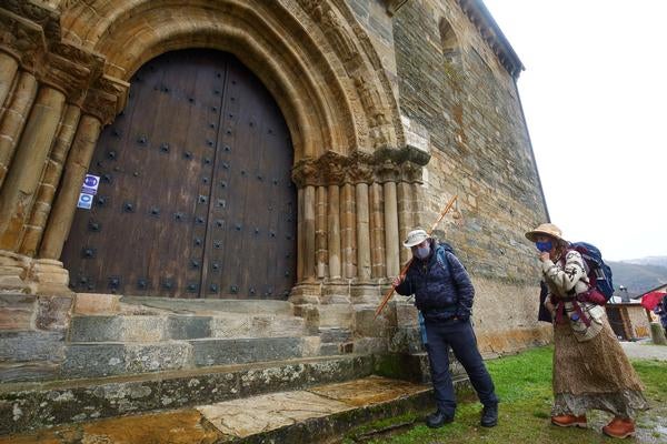 El presidente de la Junta de Castilla y León, Alfonso Fernández Mañueco, asiste a la apertura solemne de la Puerta del Perdón de la Iglesia de Santiago de Villafranca del Bierzo (León), con motivo del Año Santo Jacobeo