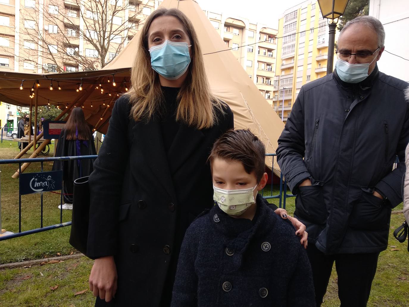 Sus Majestades de Oriente reciben este martes a los más pequeños en la cabalgata estática organizada por el Ayuntamiento debido a la pandemia que tiene como escenario el parque del Temple donde los niños y niñas les trasladarán sus deseos para hacerlos realidad