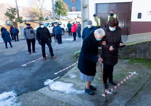 Fotos: Cribado masivo a los vecinos de varias localidades de Páramo del Sil