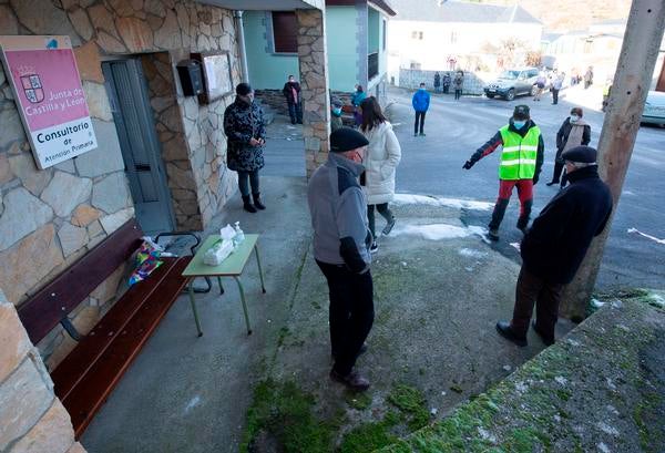 Fotos: Cribado masivo a los vecinos de varias localidades de Páramo del Sil