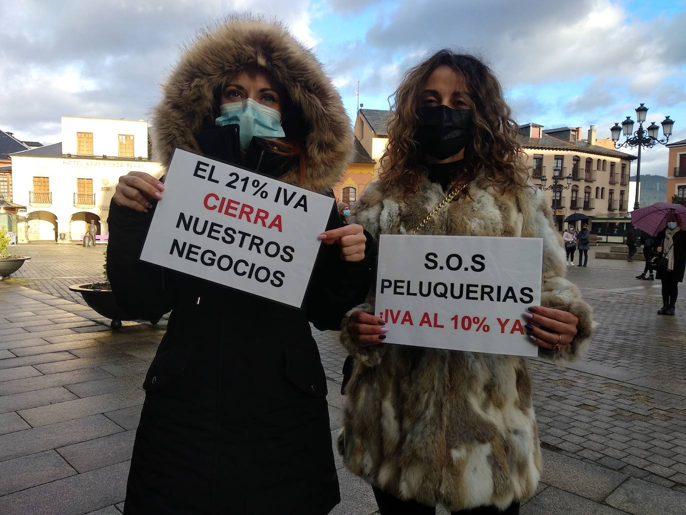 Cerca de medio centenar de profesionales del sector de la peluquería y estética de la comarca del Bierzo se concentraron este miércoles en la plaza del Ayuntamiento de Ponferrada para exigir al Gobierno la aplicación del IVA reducido pasando del 21 por ciento actual a un 10 por ciento. Se trata de «una lucha para que nos devuelvan el IVA justo que nos corresponde como sector esencial», señaló la portavoz del colectivo durante la lectura del manifiesto reivindicativo. De esta forma, los profesionales bercianos se unen al llamamiento nacional de protesta que tiene lugar este miércoles día 20 de enero de 2020 en más de 77 ciudades de España.