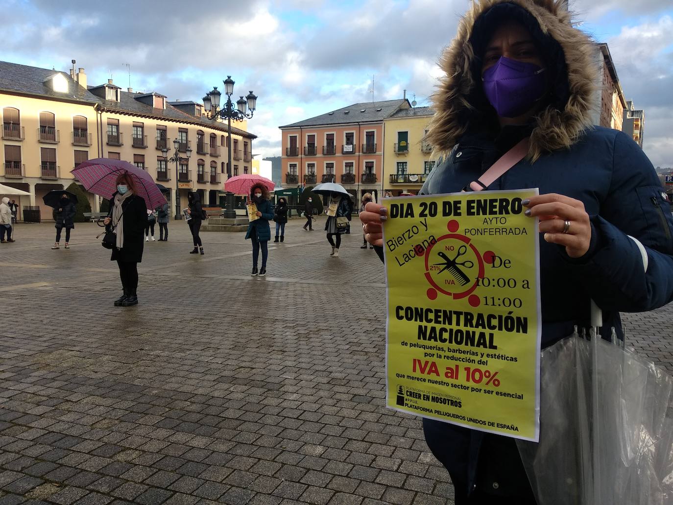 Cerca de medio centenar de profesionales del sector de la peluquería y estética de la comarca del Bierzo se concentraron este miércoles en la plaza del Ayuntamiento de Ponferrada para exigir al Gobierno la aplicación del IVA reducido pasando del 21 por ciento actual a un 10 por ciento. Se trata de «una lucha para que nos devuelvan el IVA justo que nos corresponde como sector esencial», señaló la portavoz del colectivo durante la lectura del manifiesto reivindicativo. De esta forma, los profesionales bercianos se unen al llamamiento nacional de protesta que tiene lugar este miércoles día 20 de enero de 2020 en más de 77 ciudades de España.