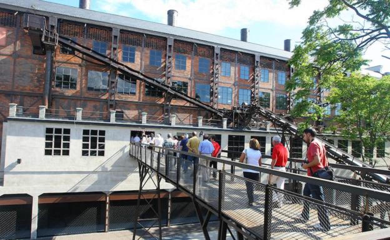 Visitantes en el Museo de la Energía de Ponferrada.