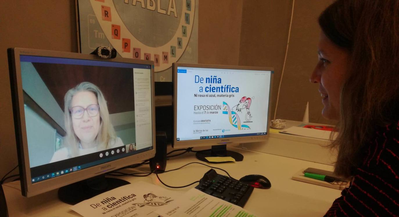 La directora del Museo de la Energía, Yasodhara López (D), durante la presentación de la exposición.