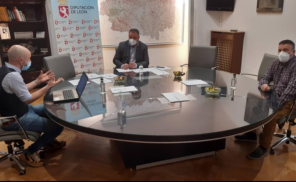 El presidente de la Diputación, Eduardo Morán, en la reaunión con los representantes de la Asociación de Hostelería de El Bierzo. 