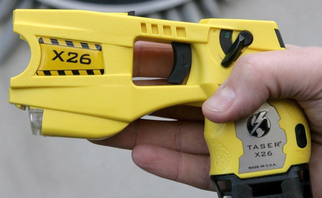 Pistola taser. 