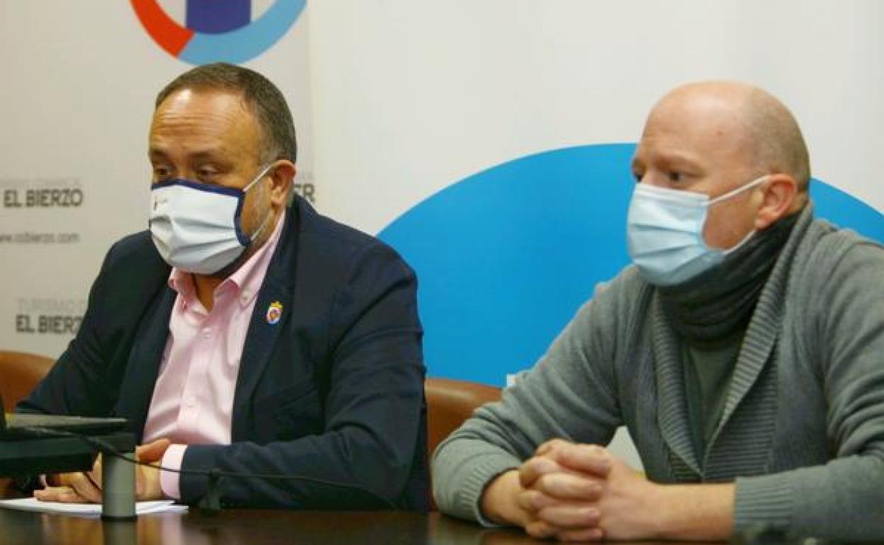 El presidente del Consejo, Gerardo Álvarez Courel (C), junto al director técnico de la Asociación Berciana de Agricultores (ABA), Pablo Linares (D), en la presentación de la campaña para el fomento de la horticultura.