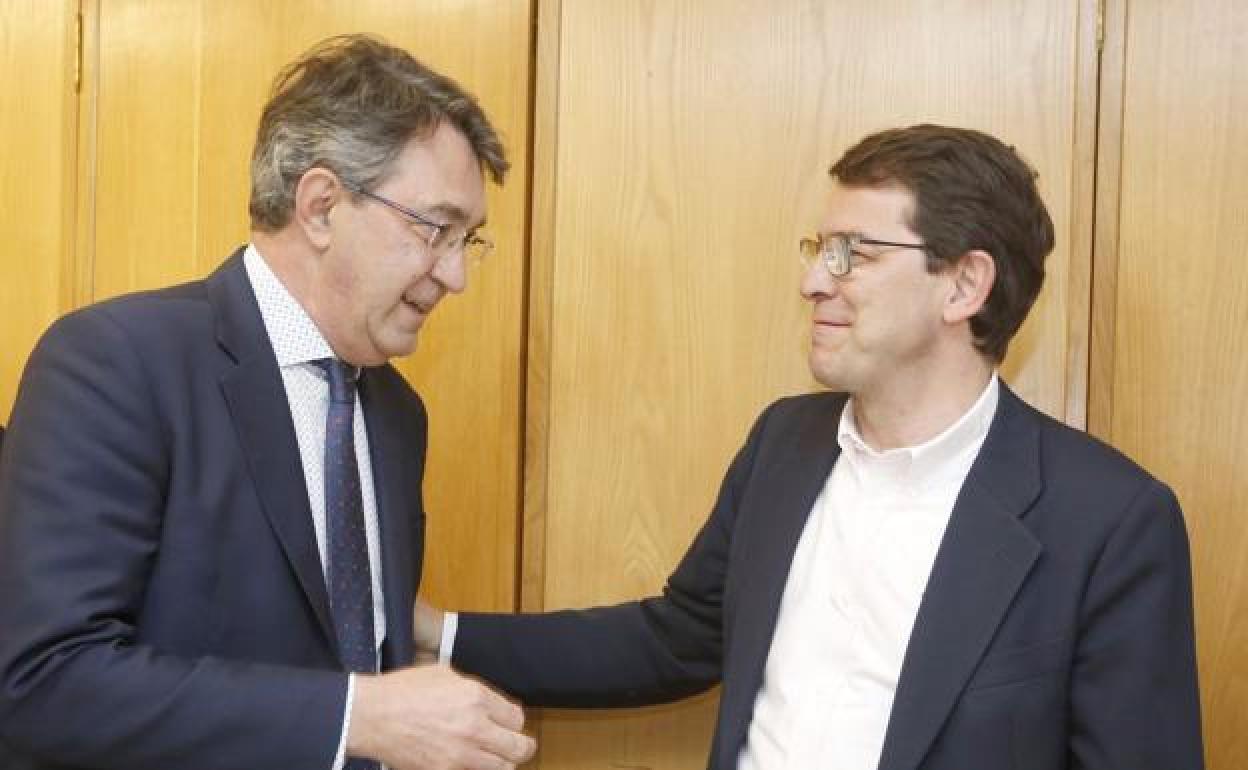 El presidente del PP de León, Juan Martínez Majo, junto al presidente de la Junta.