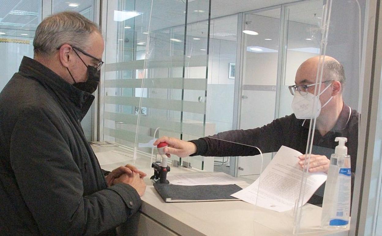 Imagen del momento en el que el alcalde de Ponferrada procede a la entrega del cuaderno azul municipal a la Fiscalía de Ponferrada.