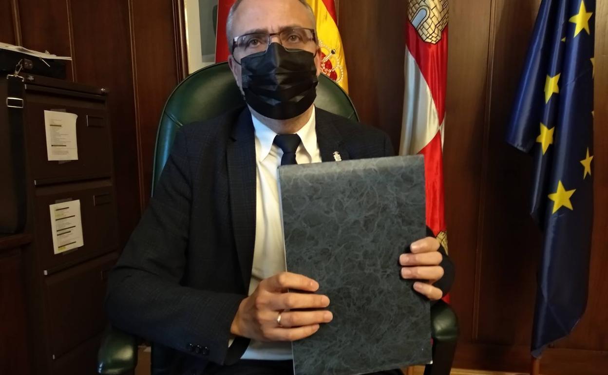 El alcalde de Ponferrada, Olegario Ramón, muestra el 'cuaderno azul' en un encuentro con elbierzonoticias.