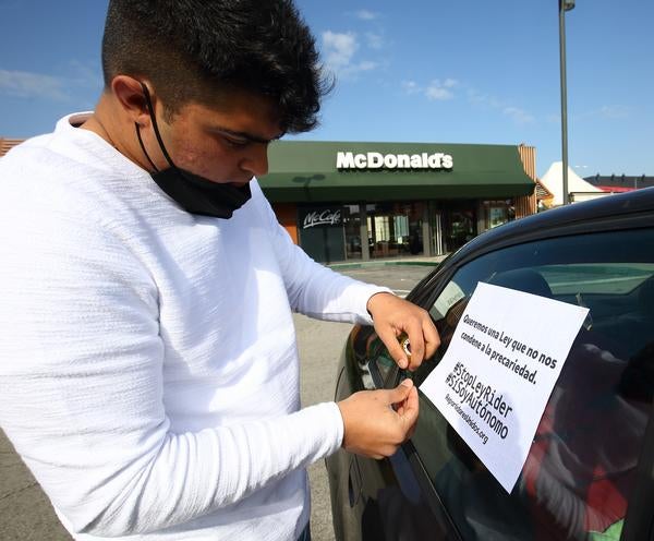 Una quincena de repartidores y ‘riders’ de plataformas digitales como Glovo y Uber Eats participaron este miércoles en Ponferrada en una sonora protesta contra el proyecto de ley que pretende regular el sector y que busca convertir en asalariados a estos trabajadores que hasta el momento desarrollan su actividad bajo el régimen de autónomos.