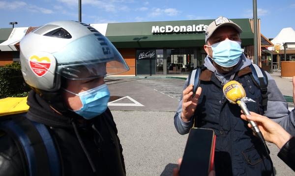 Una quincena de repartidores y ‘riders’ de plataformas digitales como Glovo y Uber Eats participaron este miércoles en Ponferrada en una sonora protesta contra el proyecto de ley que pretende regular el sector y que busca convertir en asalariados a estos trabajadores que hasta el momento desarrollan su actividad bajo el régimen de autónomos.