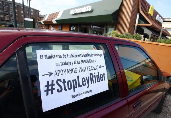 Una quincena de repartidores y ‘riders’ de plataformas digitales como Glovo y Uber Eats participaron este miércoles en Ponferrada en una sonora protesta contra el proyecto de ley que pretende regular el sector y que busca convertir en asalariados a estos trabajadores que hasta el momento desarrollan su actividad bajo el régimen de autónomos.