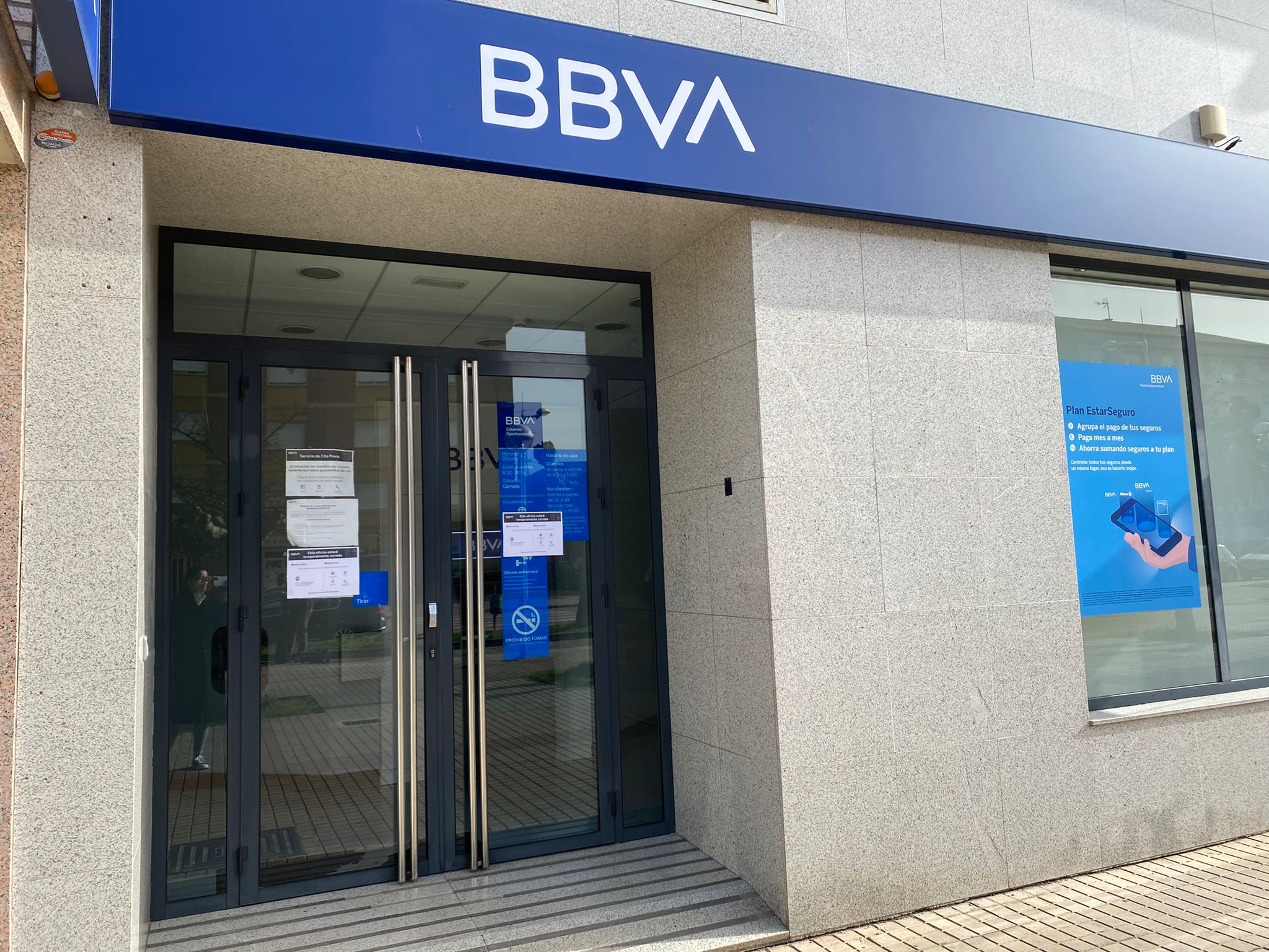 Atracan una sucursal del BBVA en Ponferrada y amordazan a la directora y su cajero | Efectivos de la Policía Nacional y la Policía Local se han desplazado al lugar | Los atracadores se han llevado 200.000 euros. 