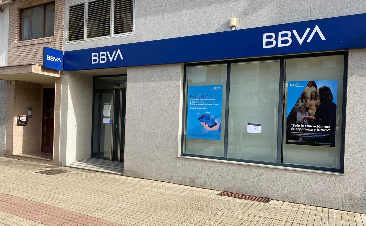 Imagen de la sucursal de del BBVA en la Avenida de Galicia de Ponferrada en la que se ha producido el atraco.