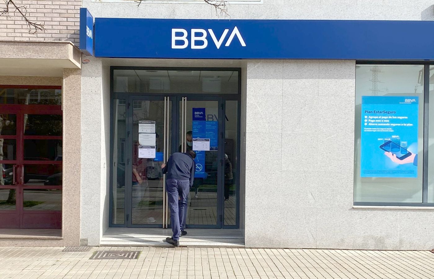 Atracan una sucursal del BBVA en Ponferrada y amordazan a la directora y su cajero | Efectivos de la Policía Nacional y la Policía Local se han desplazado al lugar | Los atracadores se han llevado 200.000 euros. 