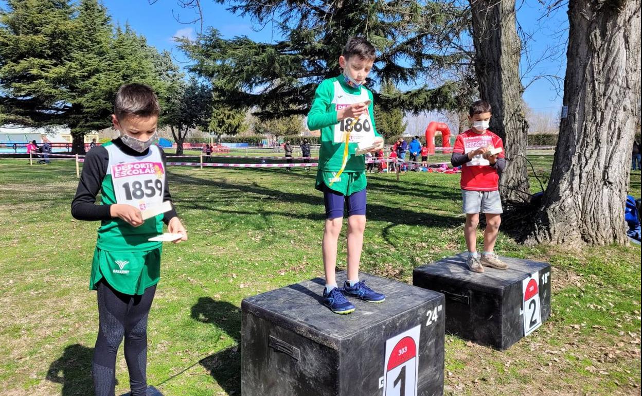 Tres miembros del club deportivo Atlético Bierzo lograron subir al podio en los Juegos Escolares 2021.