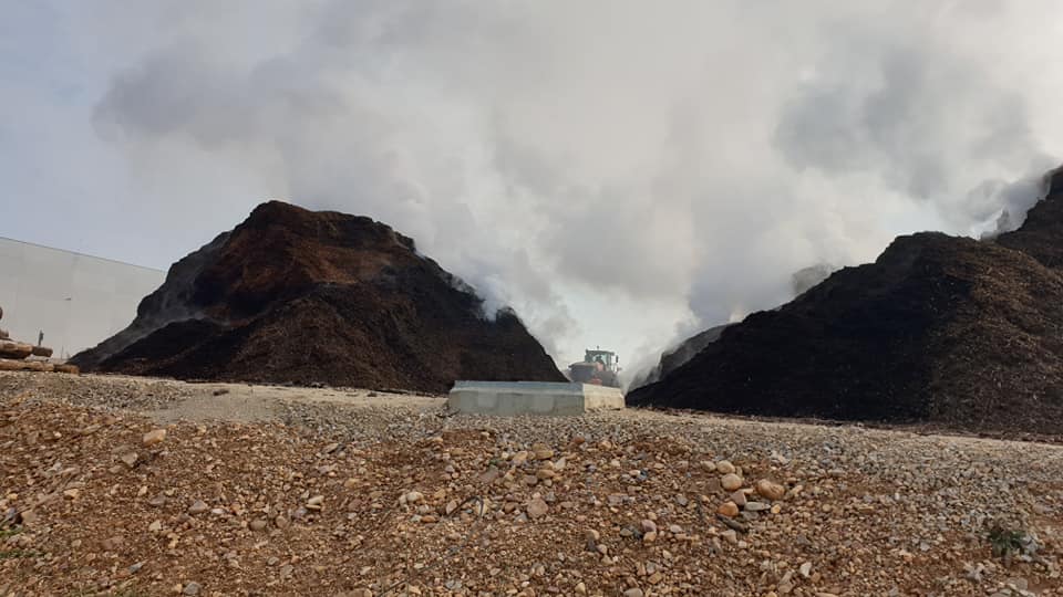 Fotos: Arden las pilas de biomasa acumuladas en la planta de Forestalia de Cubillos del Sil