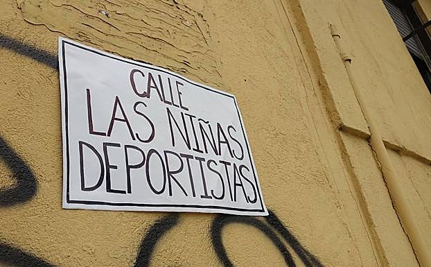 La calle Hospital pasan a denominarla 'Las niñas deportistas'.