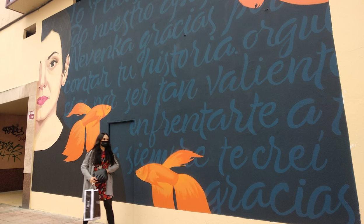 Mural en apoyo a Nevenka Fernández en el centro de Ponferrada.