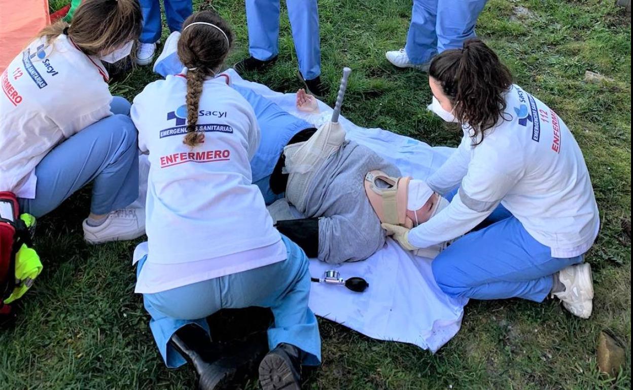 Alumnas de Enfermería del Campus de Ponferrada realizan prácticas al aire libre. 