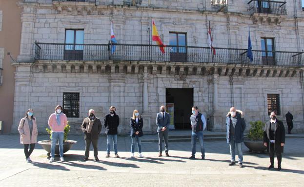Los representantes de la asociación junto al alcalde y la edil de Comercio, frente al Ayuntamiento.