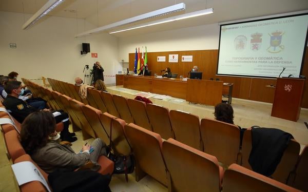 El Campus de Ponferrada acogió este martes una jornada destinada a dar a conocer los estudios de Geomática y Topografía y sus salidas profesionales «menos tradicionales» que contó con la presencia del teniente coronel jefe de información geográfica del Ejército de Tierra, Óscar Luis Miguel Castro. El responsable militar explicó que estas herramientas se utilizan en el ámbito de la Defensa para proporcionar «información depurada para la planificación» de las distintas misiones por parte de los jefes militares o políticos.