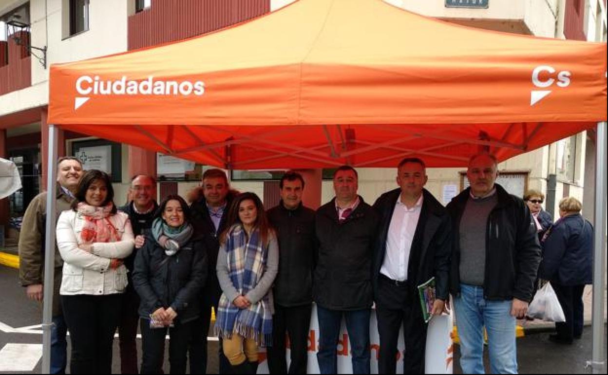 Miembros de la antigua ejecutiva comarcal de Cs en un acto de la campaña electoral en Cacabelos.