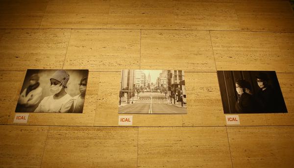 Inauguración en el Museo del Bierzo de Ponferrada de la muestra fotográfica 'Imágenes periodísticas de la pandemia en León'.