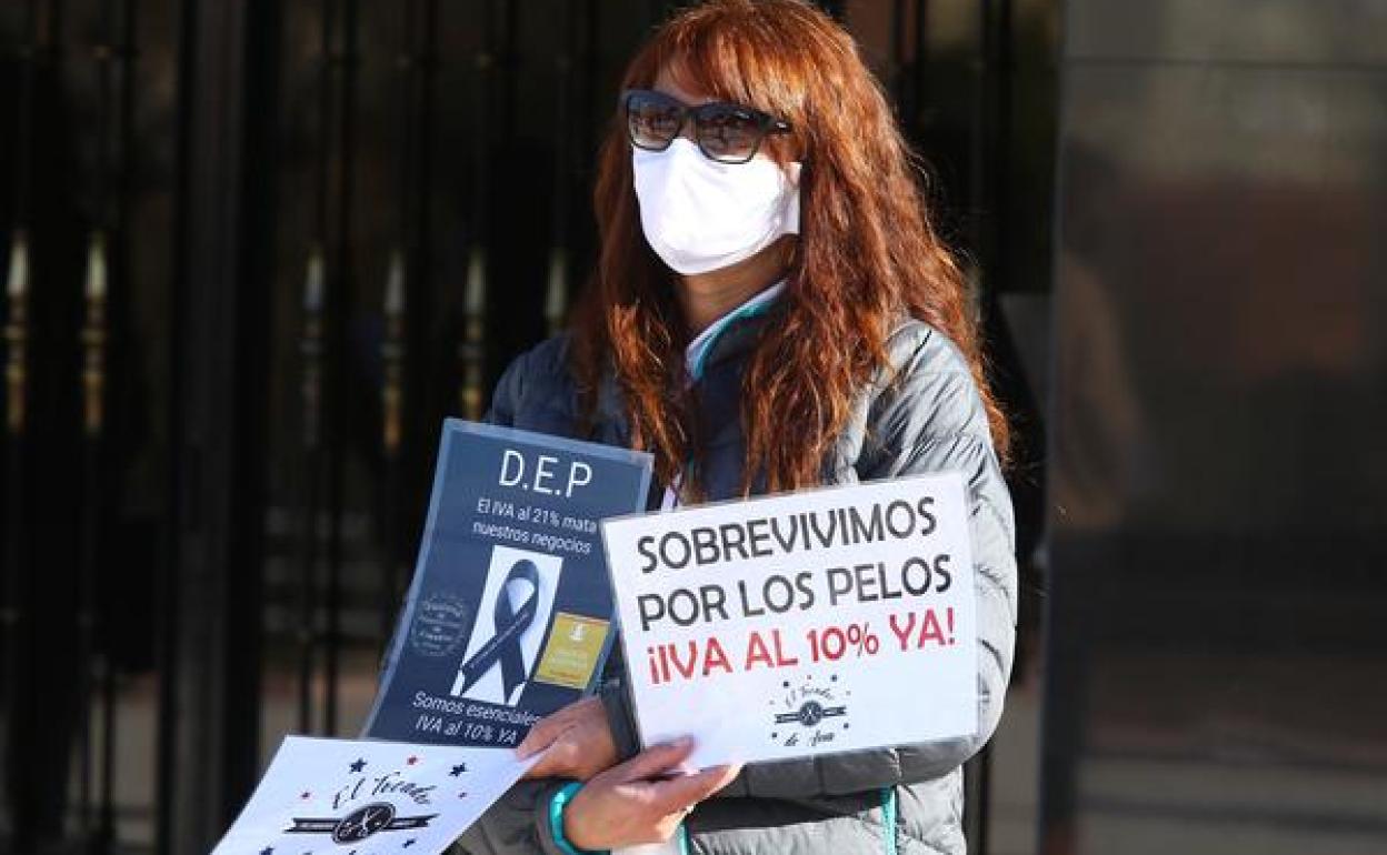 Protestas del sector de la peluquería y la estética del Bierzo ante la delegación de Hacienda en Ponferrada.