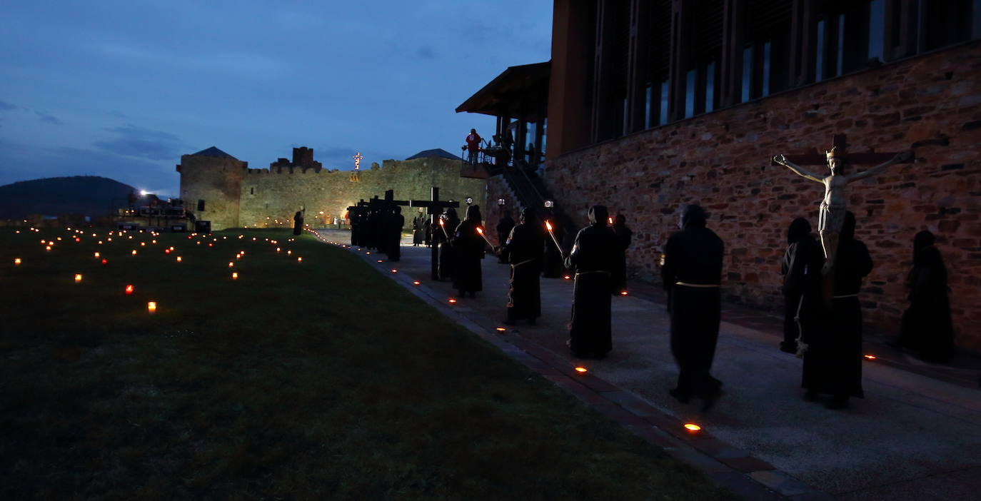 Fotos: Viacrucis Penitencial en Ponferrada