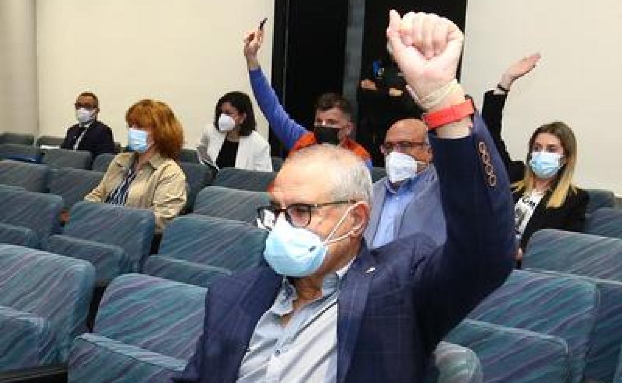 El concejal díscolo del PSOE, Manuel de la Fuente, durante el pleno celebrado este viernes en Ponferrada.