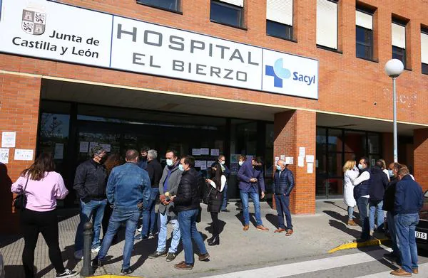 Fotos: Concentración en protesta por la situación de la sanidad del Bierzo