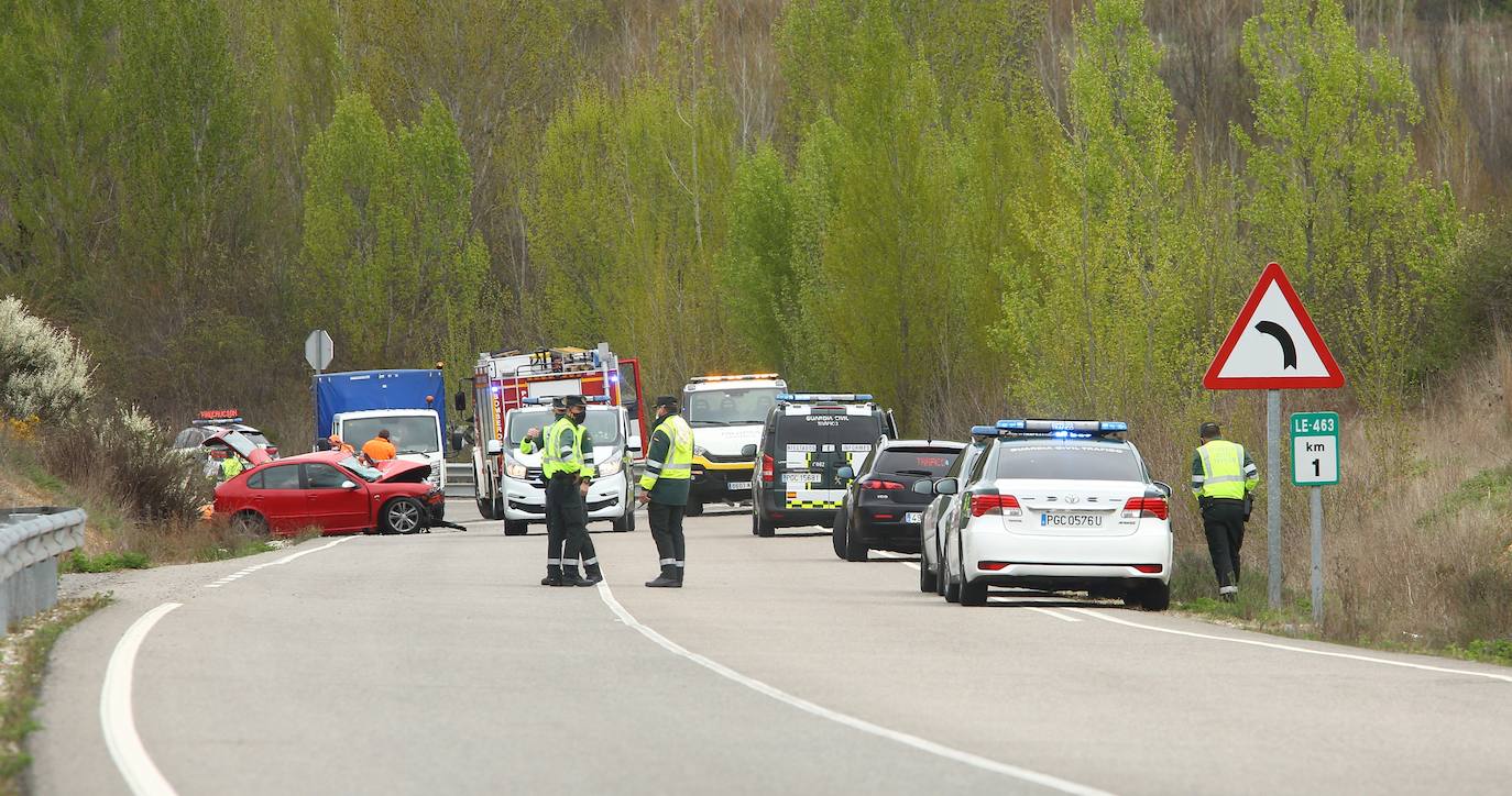 Un fallecido y dos heridos graves en un choque frontal entre dos turismos en Rodanillo