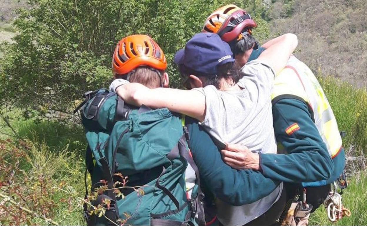 Efectivos de la Guardia Civil procedieron al rescate del senderista en el Cueto del Oso. En la imagen de archivo, un rescate anterior. 