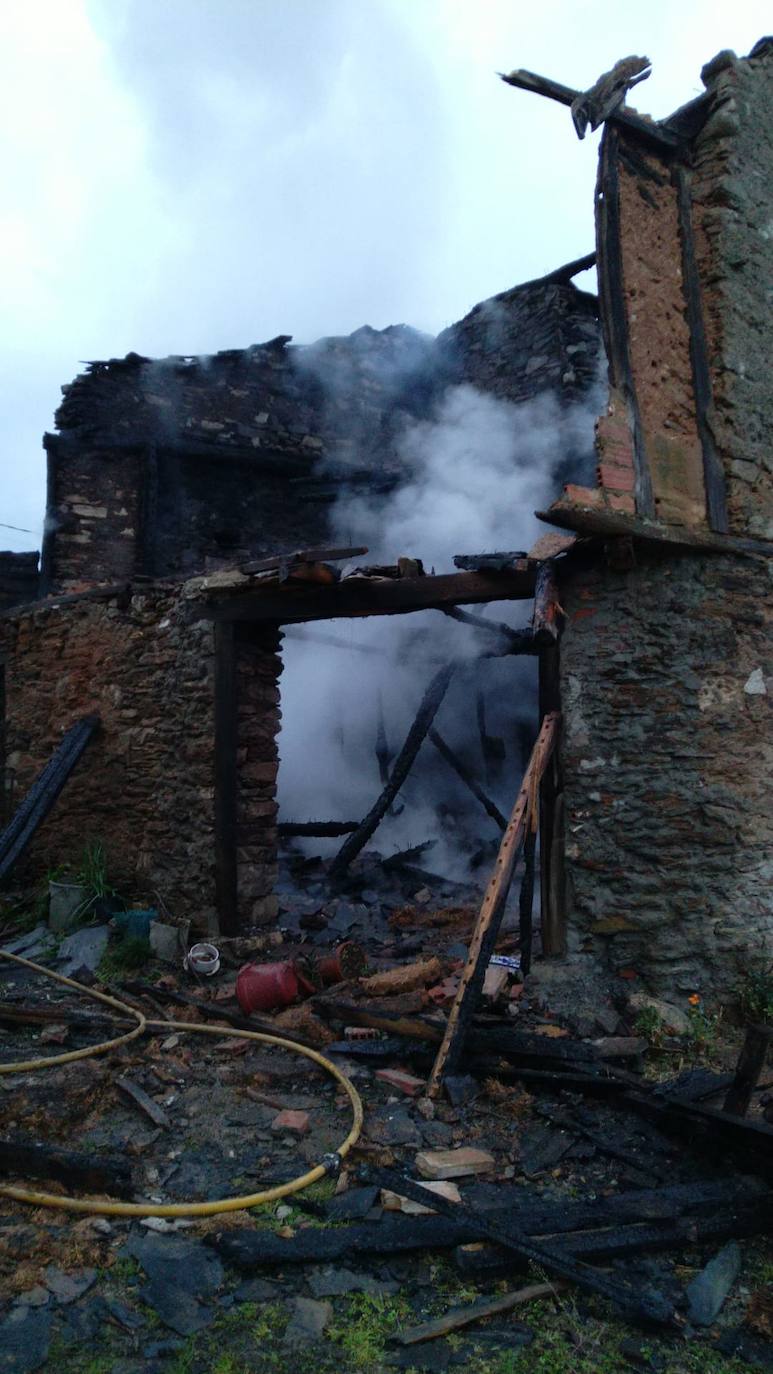 Fotos: Un incendio calcina una vivienda y dos edificaciones anexas en la localidad berciana de Hornija