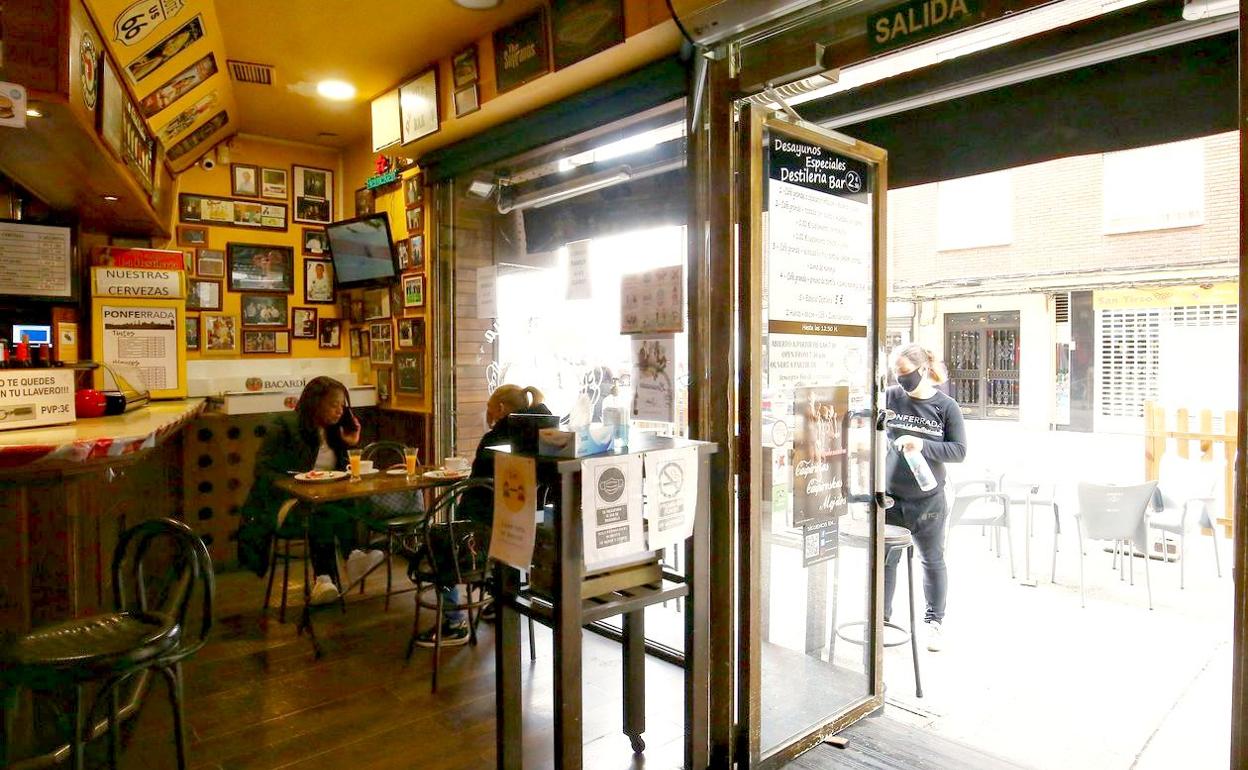 Imagen del interior de un bar en la capital del Bierzo, Ponferrada. 