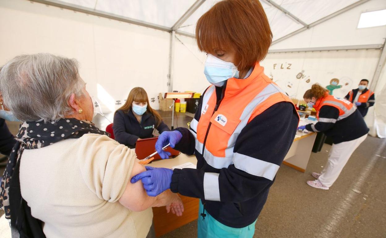 Imagen del proceso de vacunación masiva de Ponferrada. 