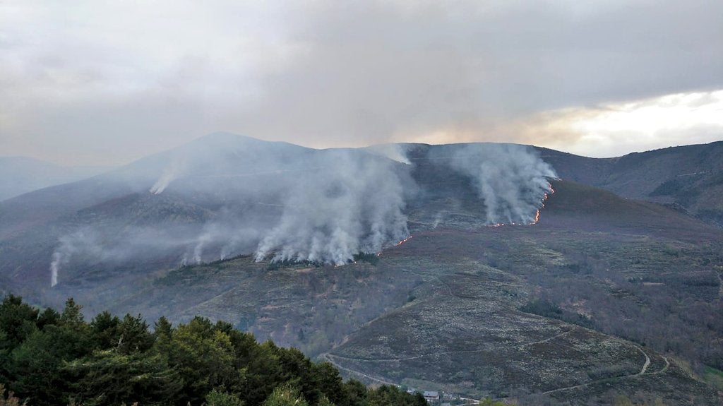 Medios aéreos y terrestres trabajan en un incendio intencionado declarado en la noche de este domingo en Suertes. El fuego arrancó pasadas las 20.00 horas en una zona cercana al río y afecta a una ladera de monte bajo. 