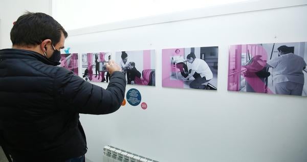 El centro asociado de la Universidad Nacional de Educación a Distancia (Uned) en Ponferrada acogió este martes el acto de inauguración de la exposición artística '¿Excluirme tú? ¡A mi edad!', una muestra reivindicativa que busca poner a las personas mayores «en primer plano»