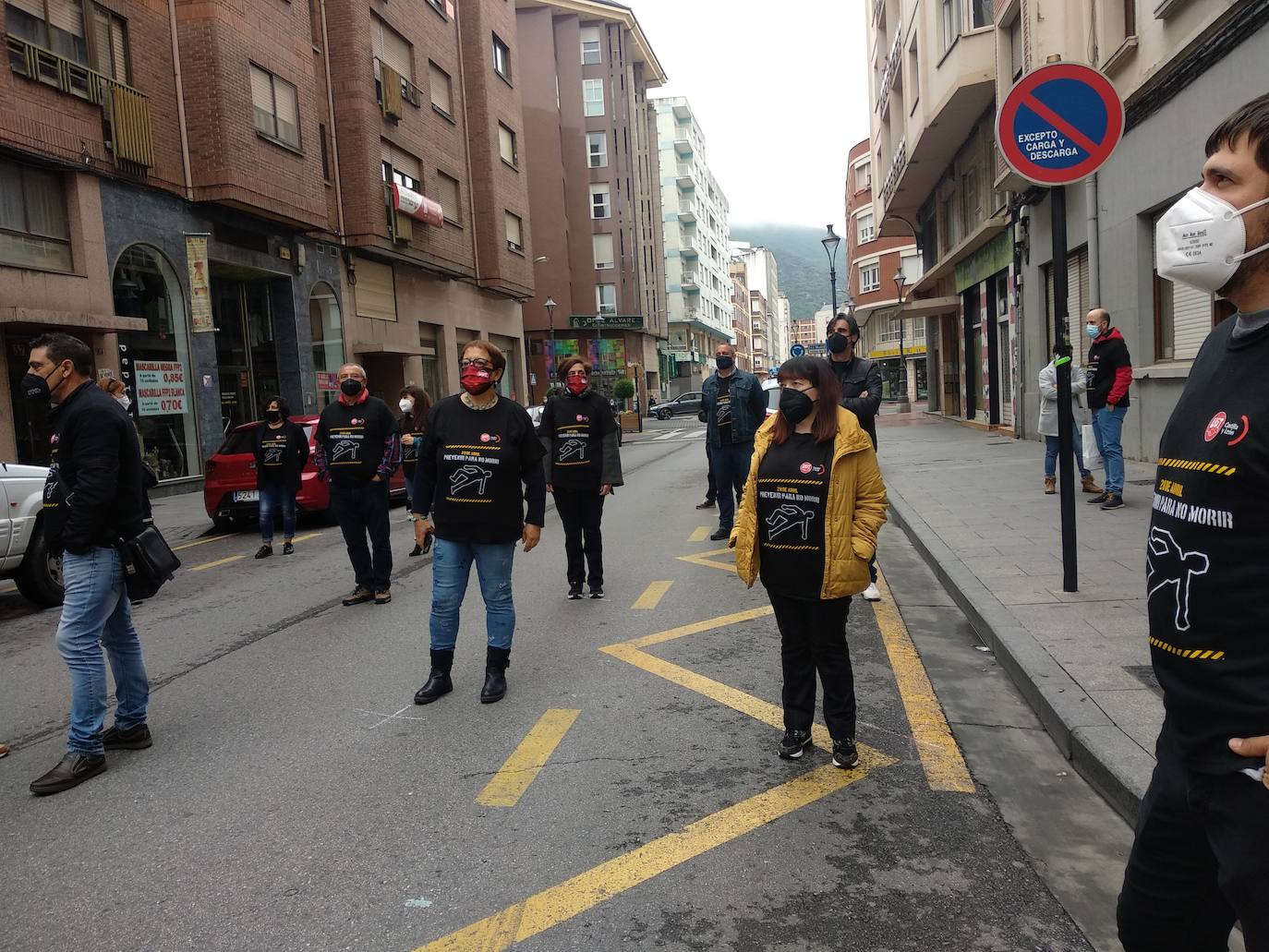 El Bierzo registró más de mil accidentes de trabajo, tres de ellos mortales, a lo largo del último año. Son los datos que han puesto sobre la mesa los sindicatos UGT y CCOO en la comarca coincidiendo con el Día Internacional de la Seguridad y la Salud en el Trabajo y en el que denunciaron que la crisis del Covid-19 ha reducido las medidas de seguridad en las empresas bercianas.