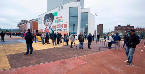 El nuevo espacio habilitado por el Ayuntamiento de Ponferrada en la sala polivalente del complejo deportivo Lydia Valentín para llevar a cabo la vacunación masiva contra el COVID-19 recibió en su primera hora abierto al público a un total de 253 personas, explicó el jefe del operativo de vacunas de la Gerencia de Asistencia Sanitaria del Bierzo (Gasbi), Antonio Quiroga. Según las previsiones, 5.000 personas de entre 70 y 74 años pasarán entre hoy y mañana por estas instalaciones para recibir la primera dosis.