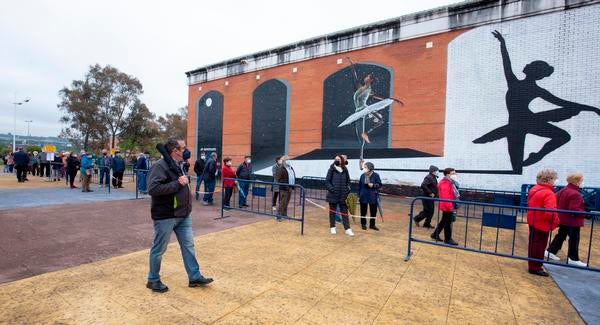 El nuevo espacio habilitado por el Ayuntamiento de Ponferrada en la sala polivalente del complejo deportivo Lydia Valentín para llevar a cabo la vacunación masiva contra el COVID-19 recibió en su primera hora abierto al público a un total de 253 personas, explicó el jefe del operativo de vacunas de la Gerencia de Asistencia Sanitaria del Bierzo (Gasbi), Antonio Quiroga. Según las previsiones, 5.000 personas de entre 70 y 74 años pasarán entre hoy y mañana por estas instalaciones para recibir la primera dosis.