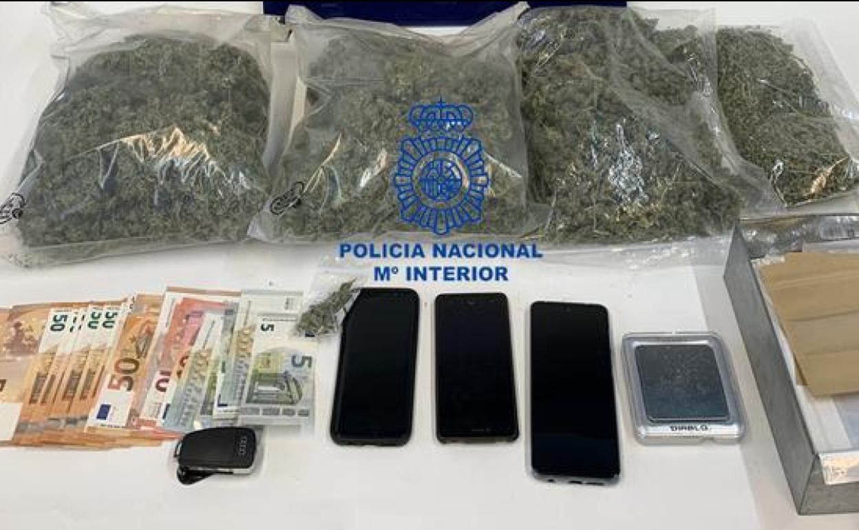 La Policía Nacional detiene en Ponferrada a una pareja con más de un kilo de marihuana preparada para su venta.