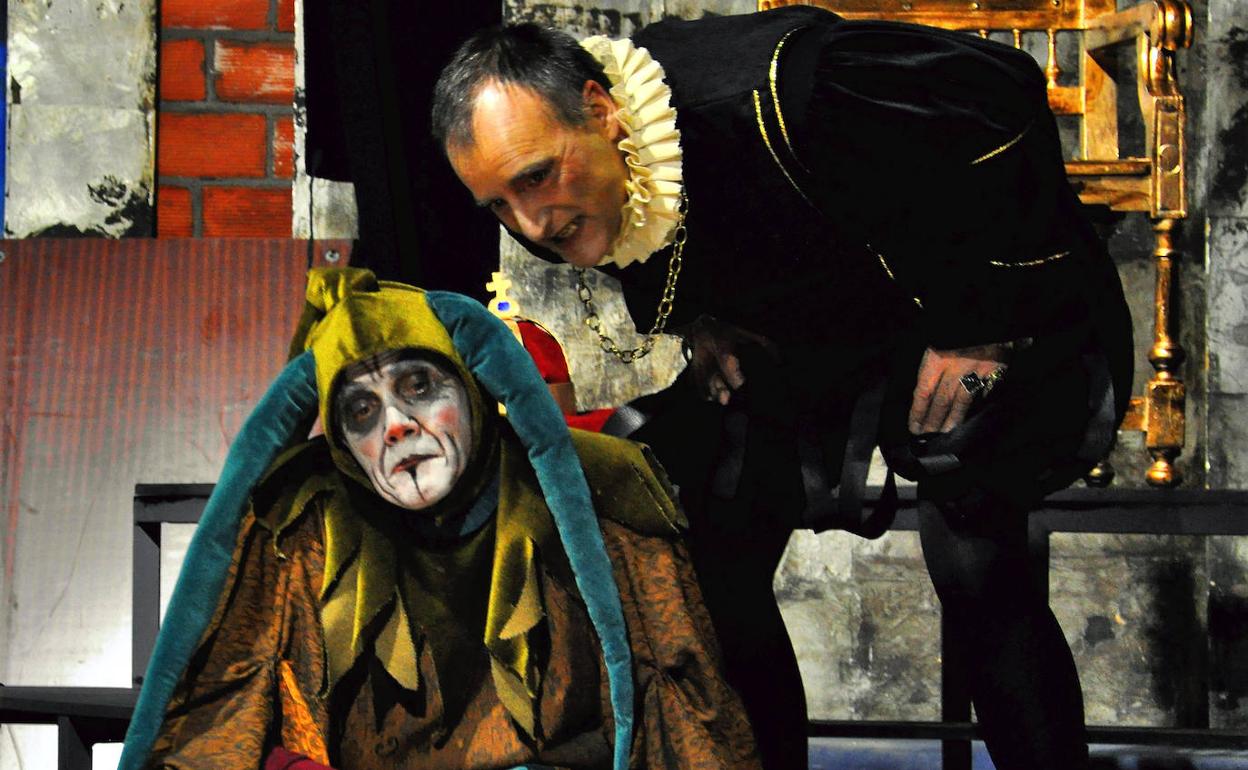Los actores José Manuel Valcarce (I) y Javier Vecino (D) en una escena de la obra 'Pavana para un bufón triste' de la compañía Conde Gatón. 