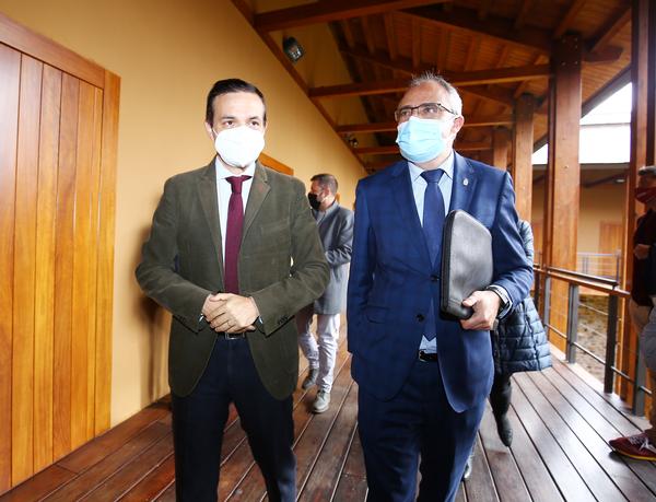 El viceconsejero de Cultura, Raúl Fernández Sobrino (I), junto al alcalde de Ponferrada, Olegario Ramón (D), en la inauguración de la jornada.