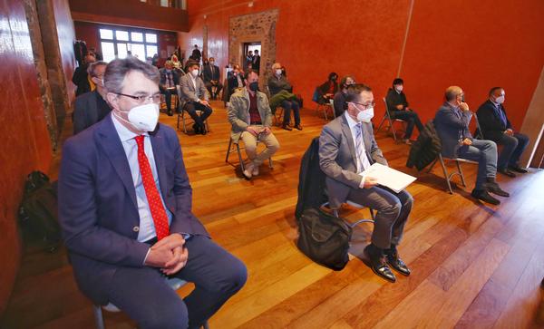 El viceconsejero de Cultura, Raúl Fernández Sobrino (I), junto al alcalde de Ponferrada, Olegario Ramón (D), en la inauguración de la jornada.